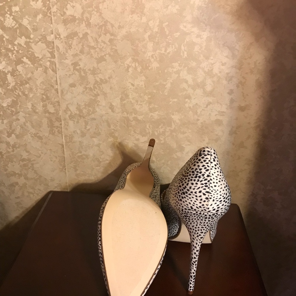 Black and cream pump